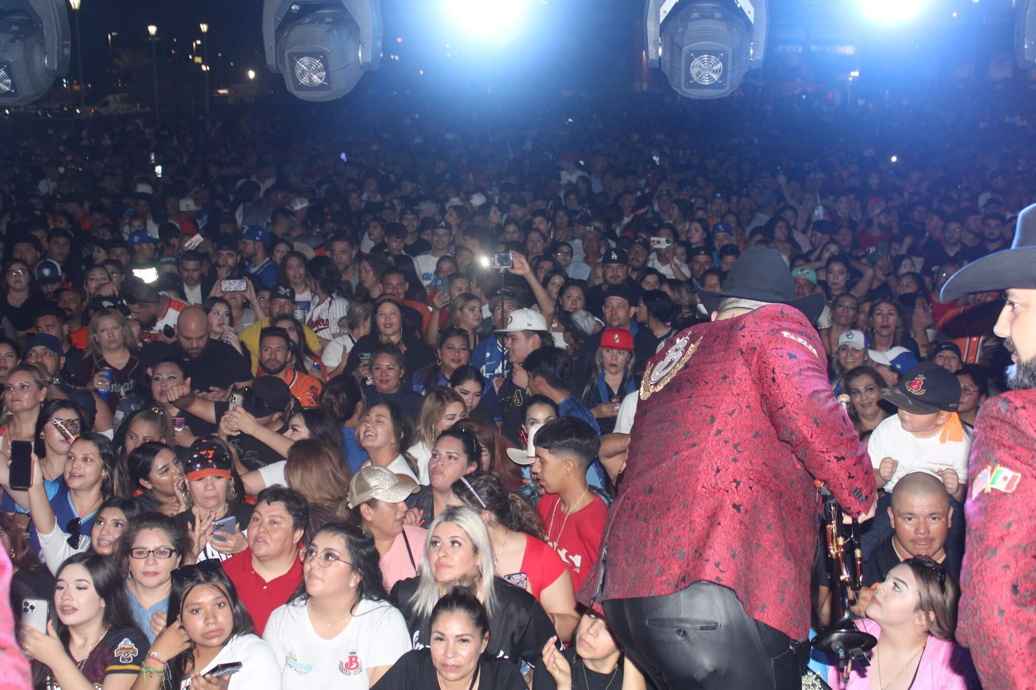 Su Majestad La Brissa performing